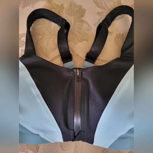 Victoria's Secret Maximum Support Knockout Front-Close Sports Bra - Picture 3 of 8